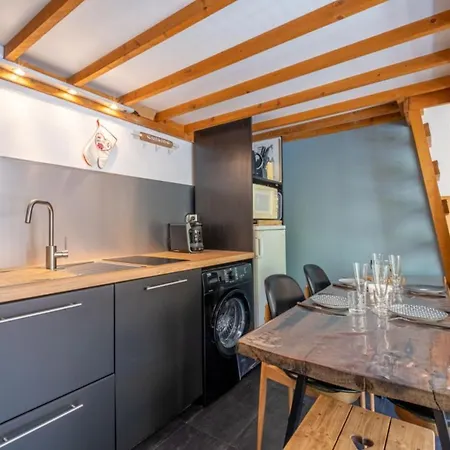 Cosy 40m With Balcony In The Heart Of