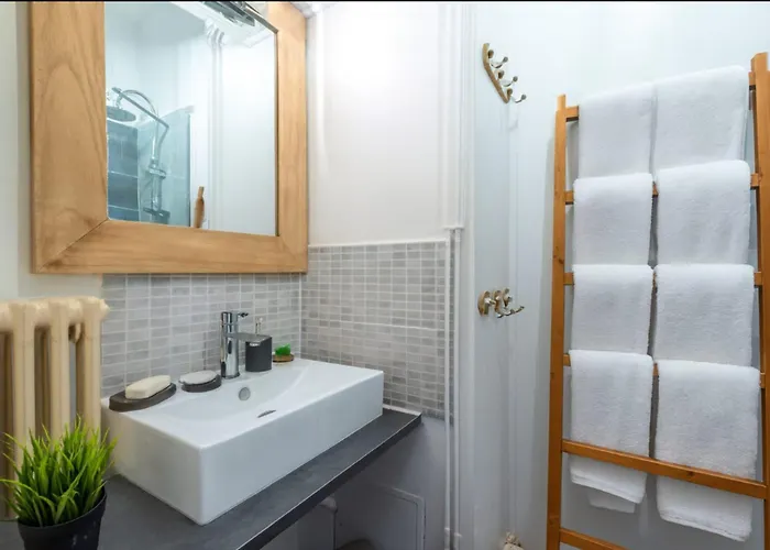 Warm Haven In With Balcony